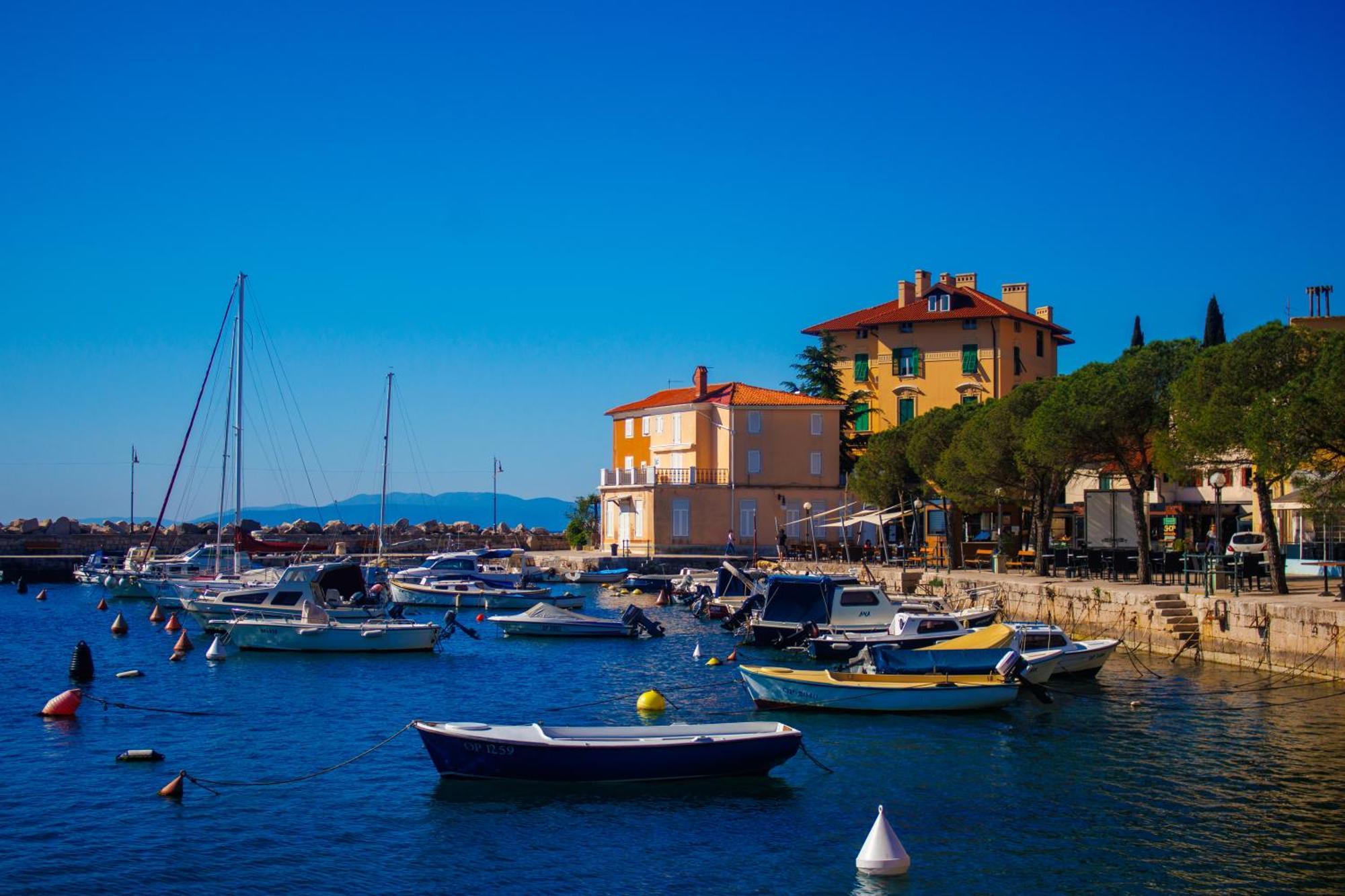 Volos , Free Private Parking *